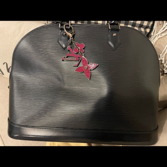 Authentic LV Epi Alma GM with charm - Picture 11 of 14